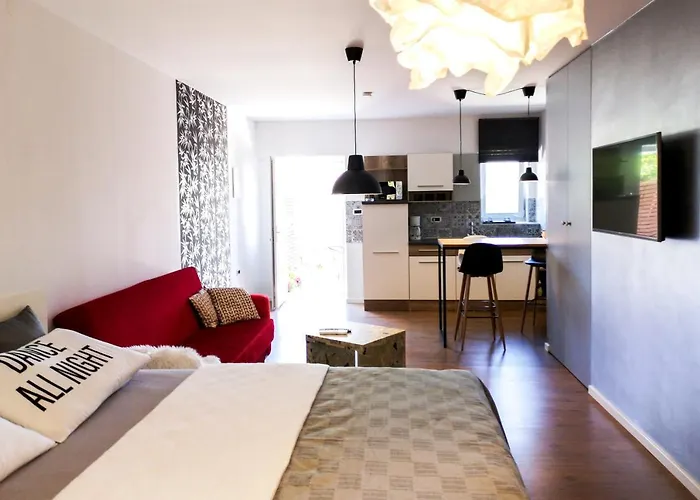 Pretty Little Thing Called Biska Pula